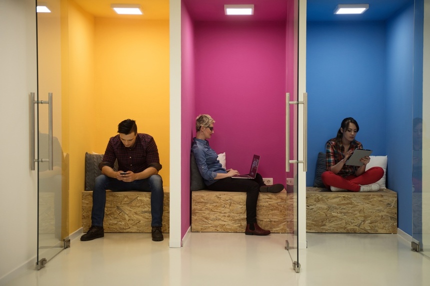 Jóvenes diversos trabajando